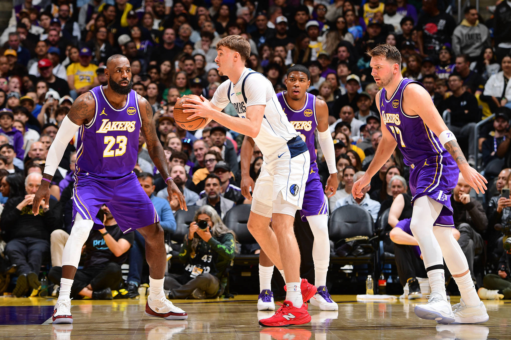 雷速- 詹姆斯在独行侠比赛中出色防守,绝杀引发热议的球员 